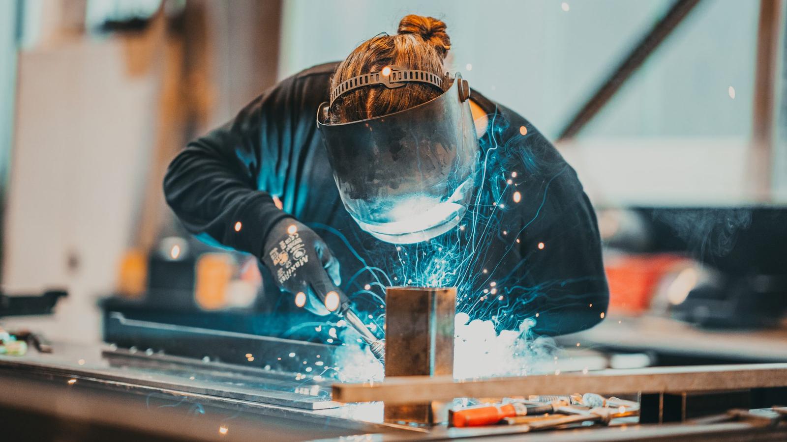 Schweißer bei der Arbeit in der Werkstatt